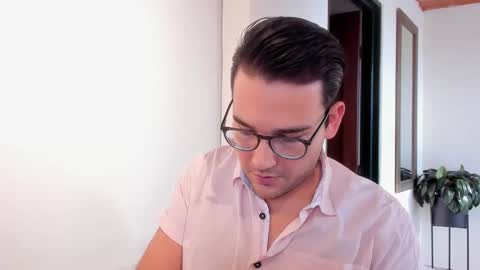 Vito Ferrer online show from November 11, 9:09 pm