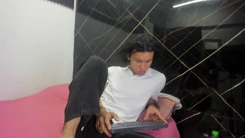 Wallis  online show from December 3, 7:42 pm