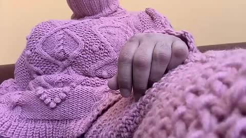 whitesweater online show from March 25, 7:56 am