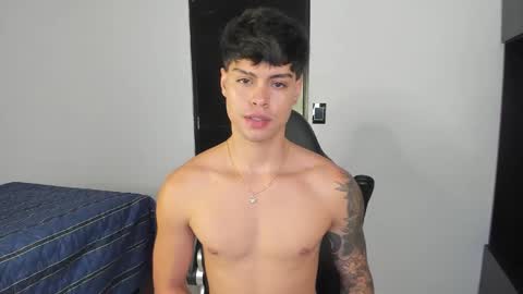 yanpaul83 online show from November 16, 8:44 pm