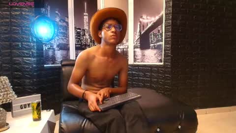 M O R E N O online show from October 18, 8:36 pm