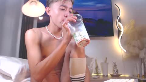 Snapshot of yummyjustine07 chatting on October 3, 10:37 pm Justine online show from October 3, 10:37 pm