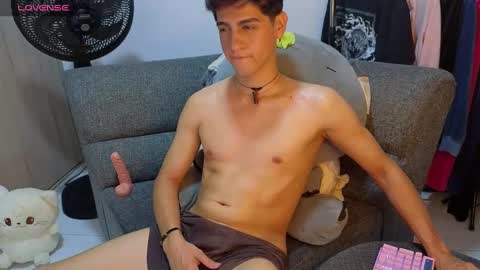 Snapshot of zackary_025 chatting on December 14, 4:45 am Zack online show from December 14, 4:45 am