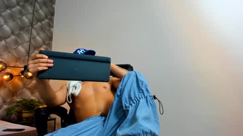 zeus online show from December 6, 6:50 pm