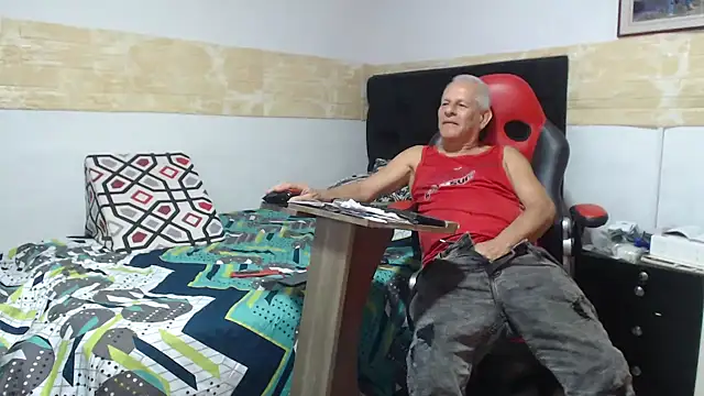 VALENTINO1983  online show from November 6, 5:32 am