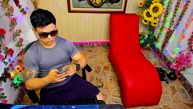 TheMuscularVenezuelanMan online show from September 19, 7:24 pm