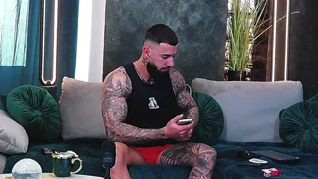 Snapshot of masterkingofmusclee chatting on January 28, 6:27 am masterkingofmusclee online show from January 28, 6:27 am