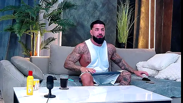 Snapshot of masterkingofmusclee chatting on October 7, 8:24 pm masterkingofmusclee online show from October 7, 8:24 pm