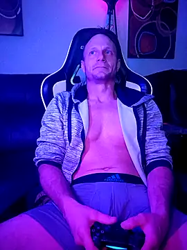 Funwithbrad1 online show from December 20, 8:17 am