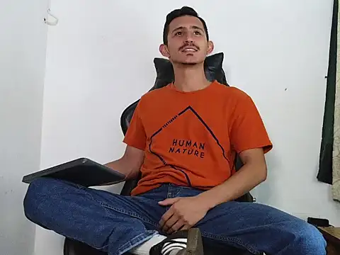 HomeAloneK online show from December 21, 7:44 pm