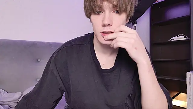 Snapshot of callmenineoneseven chatting on October 19, 9:34 am callmenineoneseven online show from October 19, 9:34 am