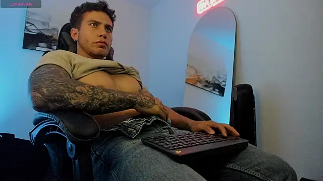 Snapshot of LucianSinclair chatting on January 16, 12:23 am LucianSinclair online show from January 16, 12:23 am