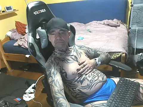 Tomi18cmm2 online show from October 31, 10:35 pm