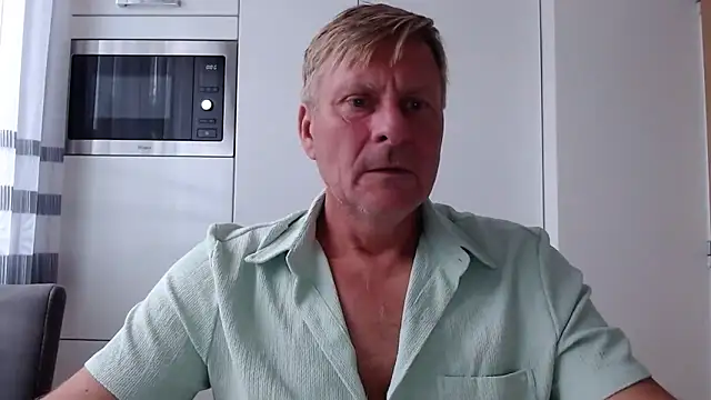 Snapshot of johnnym1 chatting on September 25, 10:47 am johnnym1 online show from September 25, 10:47 am