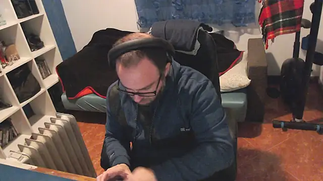 ravingr4d4 online show from February 8, 10:19 pm