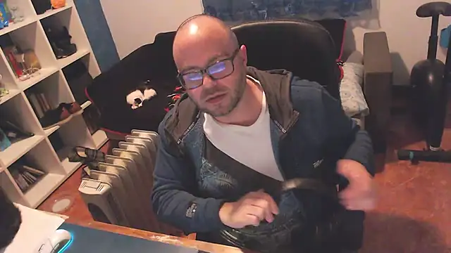 ravingr4d4 online show from February 26, 9:10 am