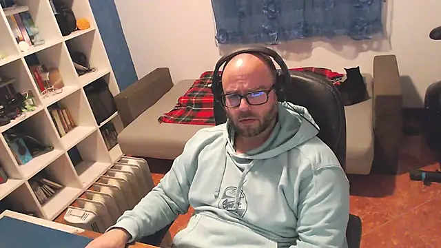 ravingr4d4 online show from March 8, 9:40 pm