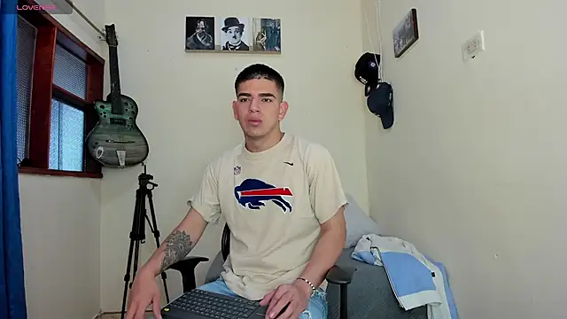 Snapshot of Ares_Johnson chatting on January 28, 2:21 pm Ares Johnson online show from January 28, 2:21 pm