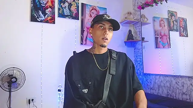 Snapshot of Liam_lee chatting on October 20, 10:13 pm Liam lee online show from October 20, 10:13 pm