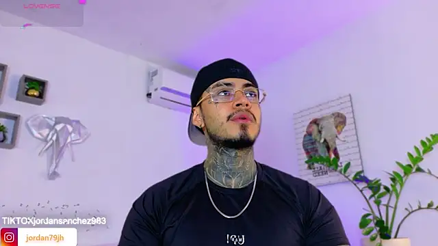 JordanSmiith  online show from March 18, 8:45 pm