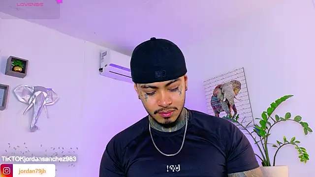 JordanSmiith  online show from April 18, 8:09 pm