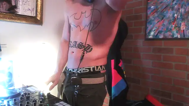 Snapshot of trash4cash chatting on January 12, 12:49 am trash4cash online show from January 12, 12:49 am