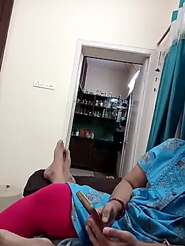 AUNTY1984 online show from May 1, 2:30 pm