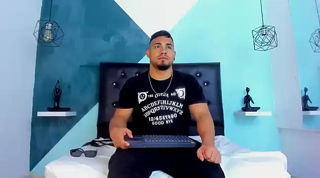 BrianMalonee online show from December 6, 1:33 pm