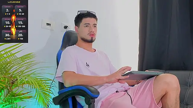 EdwardRoss  online show from November 17, 7:17 pm