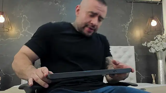 Snapshot of BruceDallas chatting on January 31, 11:35 pm BruceDallas online show from January 31, 11:35 pm