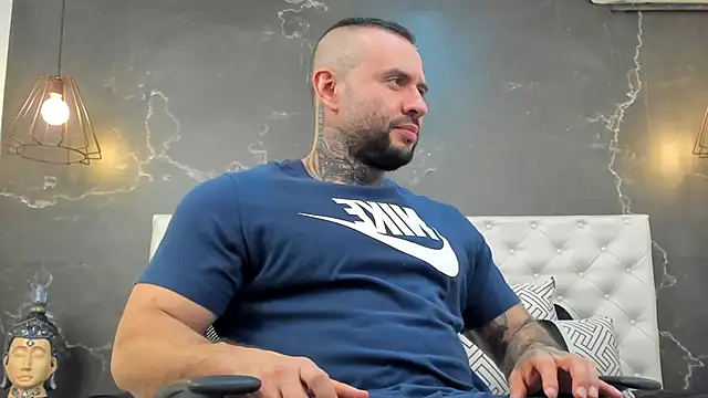 Snapshot of BruceDallas chatting on January 3, 11:33 pm BruceDallas online show from January 3, 11:33 pm