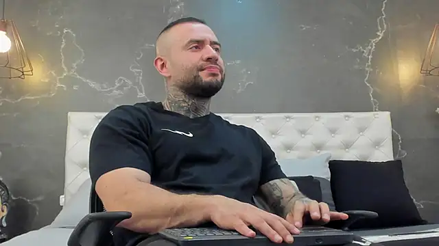 Snapshot of BruceDallas chatting on February 23, 10:31 pm BruceDallas online show from February 23, 10:31 pm