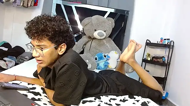 harrytwink18 online show from February 19, 6:15 pm