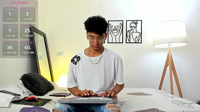 harrytwink18 online show from January 8, 7:30 pm