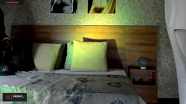 nicolaskan online show from December 31, 10:58 am