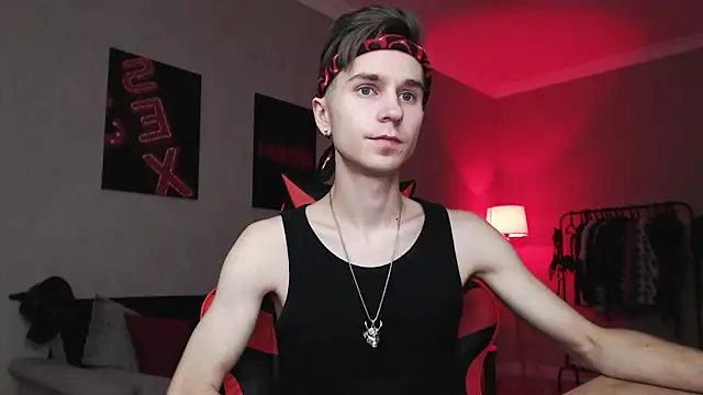 Joseph  Quinn online show from November 15, 7:43 am