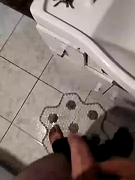 Snapshot of danielsafado222 chatting on January 31, 1:11 am danielsafado222 online show from January 31, 1:11 am