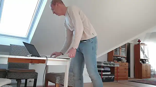 maxmueller321 online show from April 29, 8:08 am