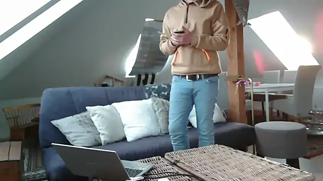 maxmueller321 online show from April 25, 6:05 pm