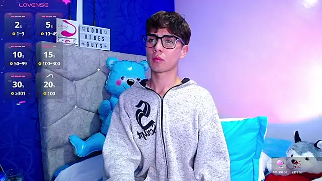 OwenBluee online show from December 5, 6:54 am