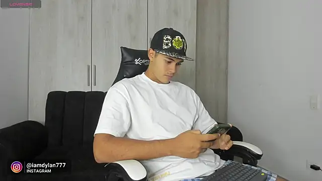 Snapshot of Iamdylan777 chatting on February 23, 1:31 am Iamdylan777 online show from February 23, 1:31 am
