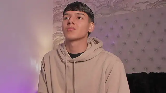 Snapshot of Kev_jenner chatting on December 18, 7:08 pm Kev jenner online show from December 18, 7:08 pm