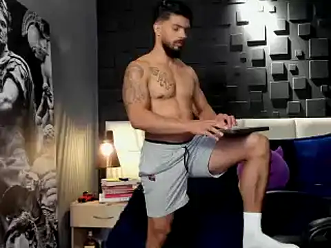 DannSaenz online show from January 21, 9:15 pm