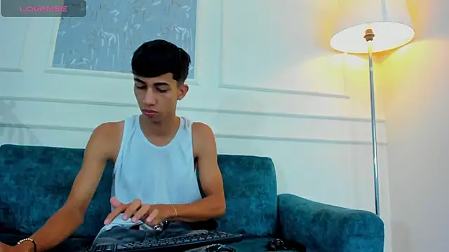 Snapshot of Lucian_Davi chatting on February 24, 12:05 pm Lucian Davi online show from February 24, 12:05 pm