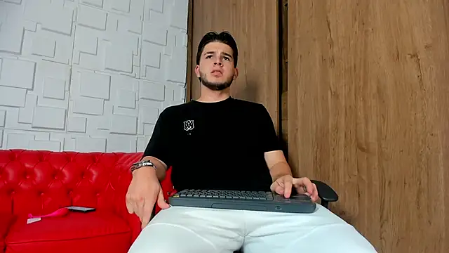 Snapshot of danielclarton1 chatting on December 10, 3:30 am danielclarton1 online show from December 10, 3:30 am