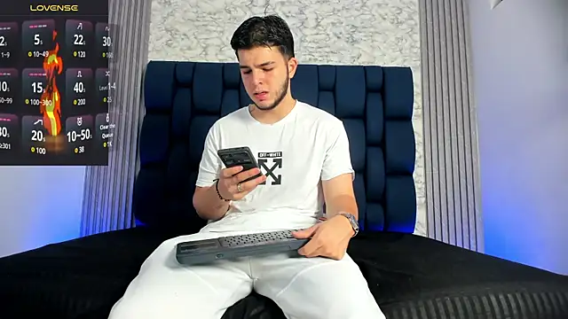 Snapshot of danielclarton1 chatting on December 2, 1:00 pm danielclarton1 online show from December 2, 1:00 pm