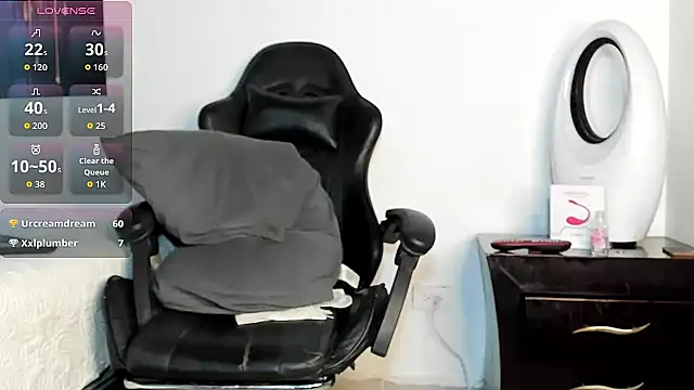 tizziano castillo  online show from December 17, 10:38 pm