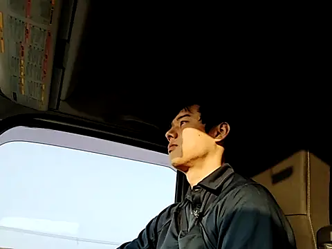 whitebriefboy online show from March 28, 9:59 pm