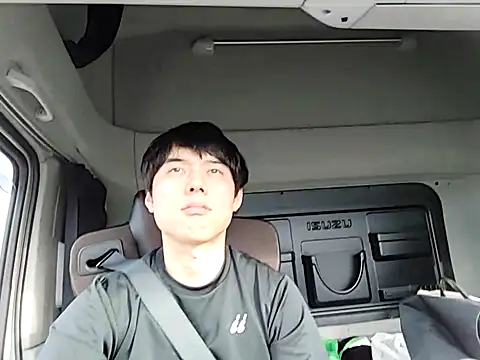 whitebriefboy online show from April 18, 9:58 pm