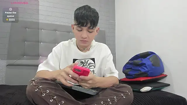 Snapshot of Bragam_Stiven chatting on December 9, 8:29 pm Bragam Stiven online show from December 9, 8:29 pm